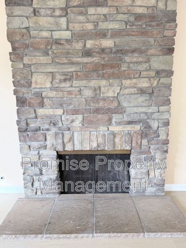 Building Photo - 1320 La Miranda Ave