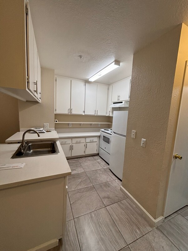 Building Photo - 1220 La Loma Ave