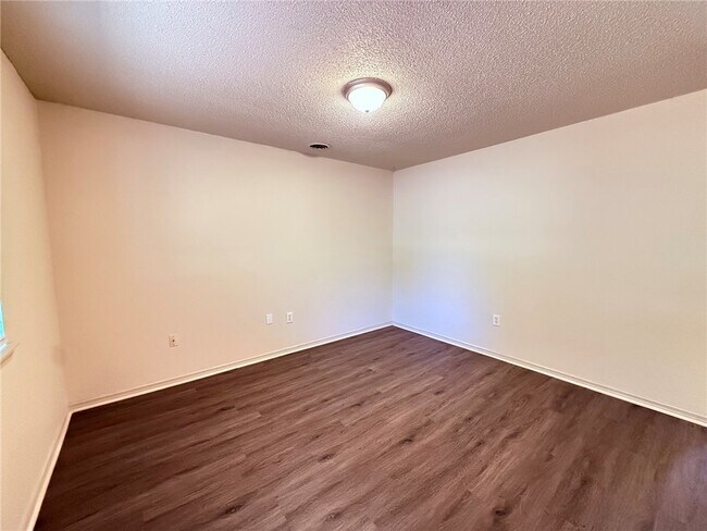 Building Photo - 2310 N Raven Ln