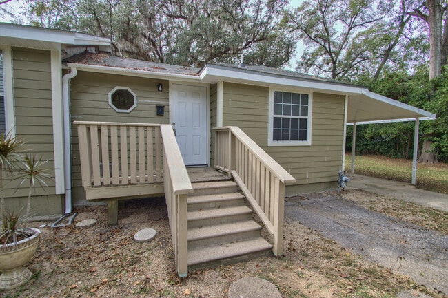 Building Photo - 2002