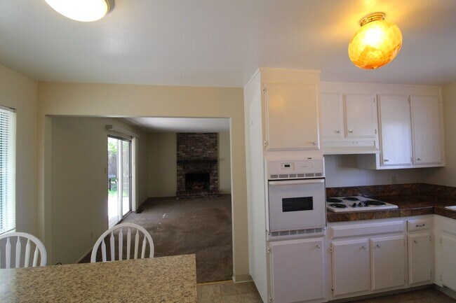 Building Photo - Concord 3 bedroom 2 bath new carpet, new paint,  home in quiet neighborhood!