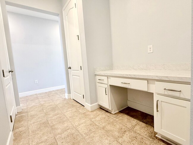 Building Photo - Lifestyle upgrade: Sleek 3Bedrooms/2Baths home in Leesburg’s Seasons at Hillside!