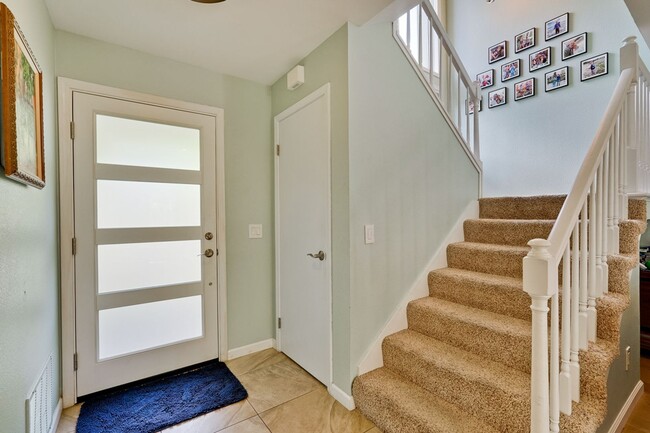 Building Photo - Large 3 Bed 2.5 Bath Townhome walking dist...