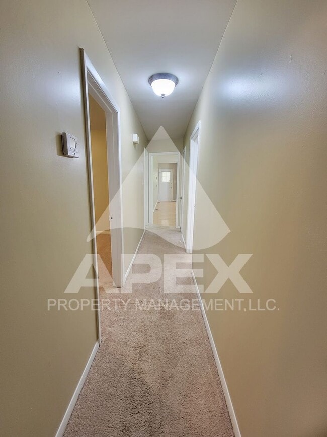 Building Photo - Spacious 3-Bd 2 BA Single Family home w/ B...