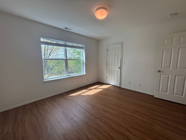 Building Photo - Available Now! Charming Home Across from Judkins Park
