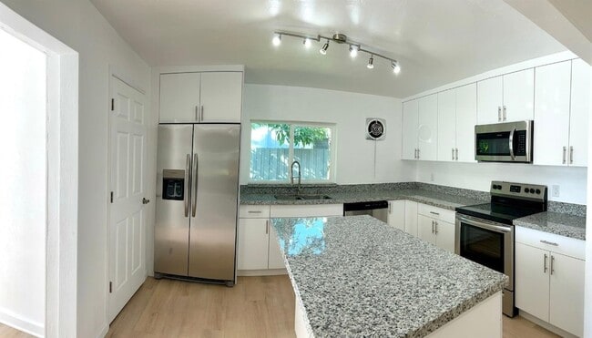 Building Photo - 801 NE 36th St