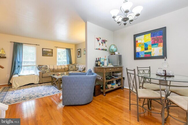 Building Photo - Stylish and Spacious Townhome with Open Floor Plan and Updated Kitchen