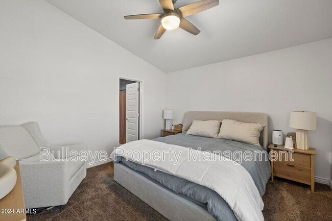 Building Photo - 3402 E Menadota Dr