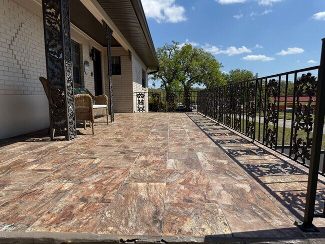 Building Photo - 5418 Riverhills Dr