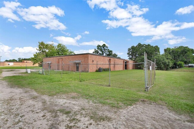 Building Photo - 200 Motel Dr.