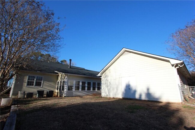 Building Photo - 818 Springlake Rd