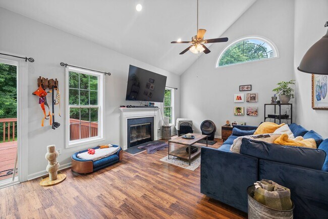Building Photo - Spacious 3-Bed / 2.5-Bath Home in Southwes...