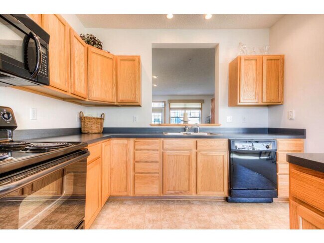 Building Photo - 1683 Village Trail E #4