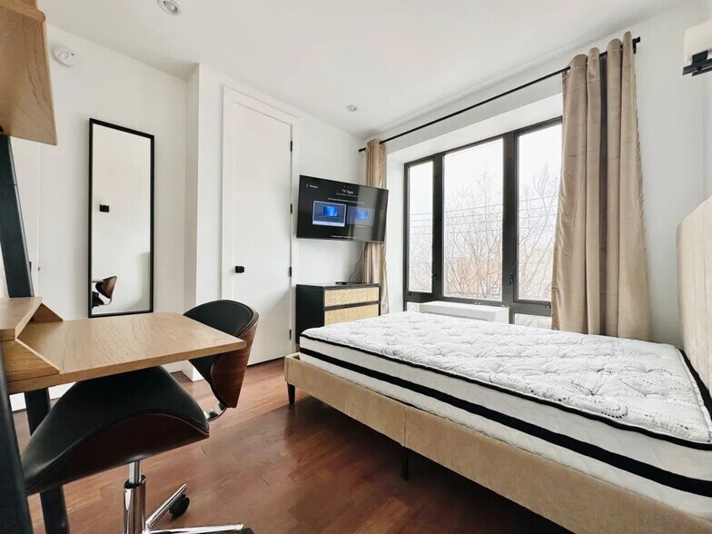 Building Photo - Furnished room/NOT APARTMENT