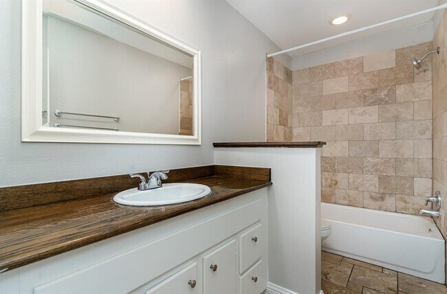 Building Photo - 5222 Fleetwood Oaks Ave