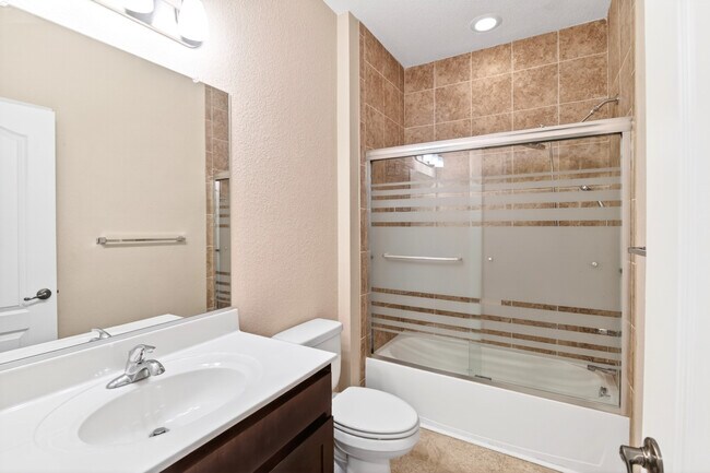 Building Photo - Beautiful 3-Bedroom Townhome in Hampton, VA | Available Sept 21