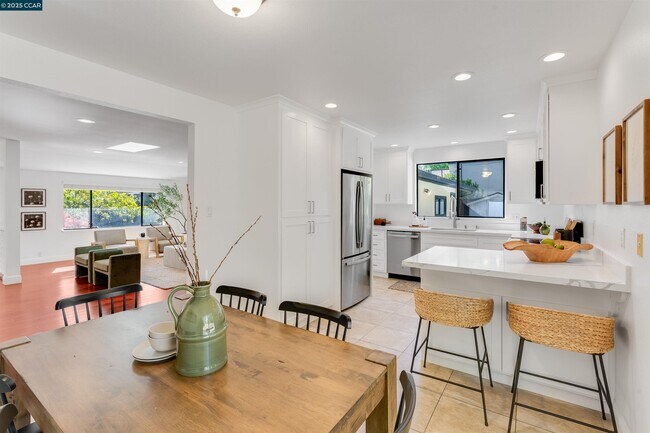 Building Photo - 2424 San Miguel Dr