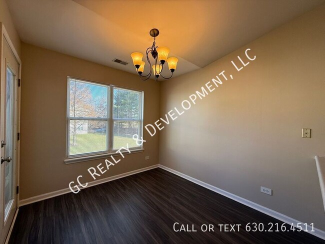 Building Photo - ***2 BDRM / 2ND FLOOR / WASHER & DRYER IN ...