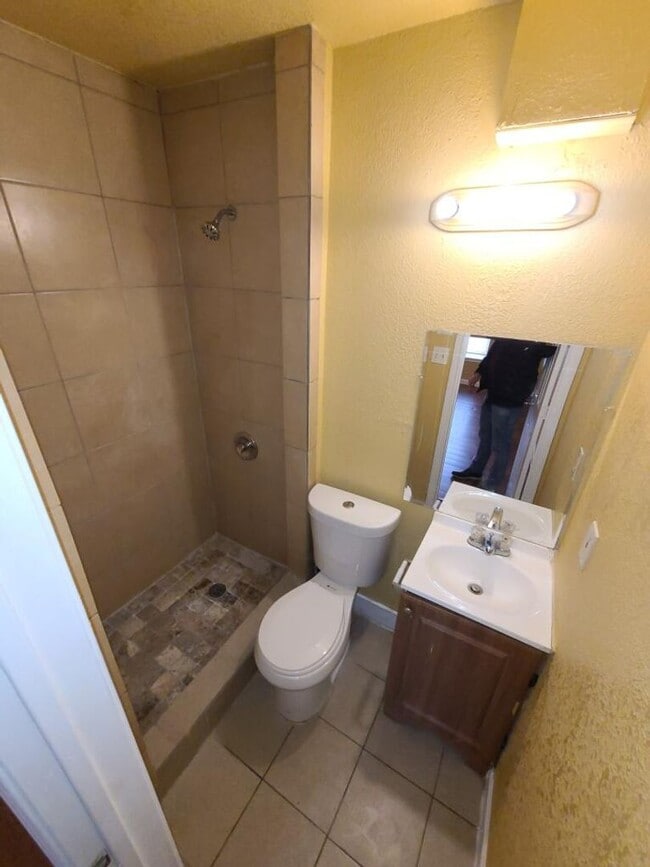 Building Photo - Single Family Home Available 76119