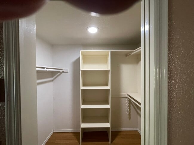 Building Photo - 5521 E Paradise Dr