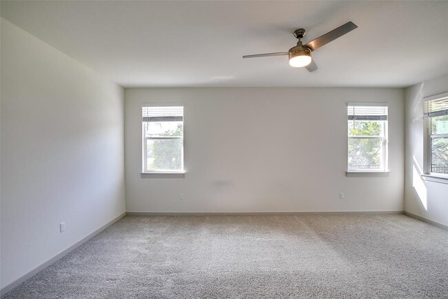Building Photo - 400 Florenz Ln