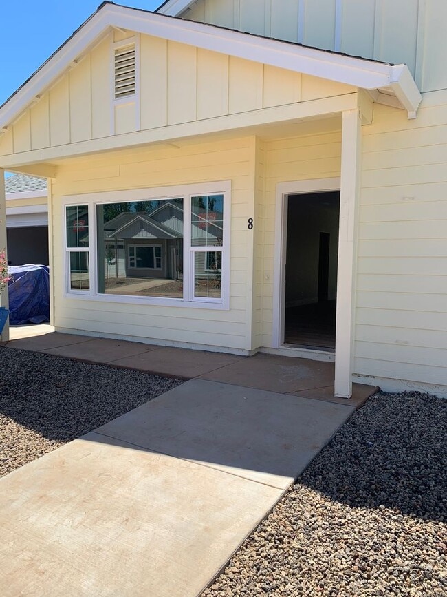 Building Photo - Newer Home for rent