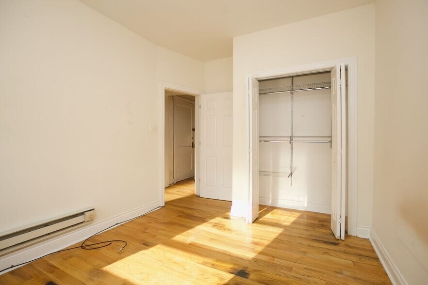 Building Photo - 830 W Waveland Ave