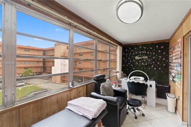 Building Photo - 1810 W 56th St