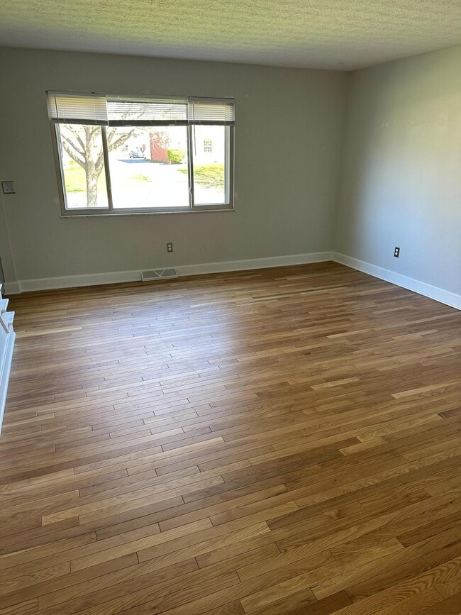 Building Photo - 4865 Dierker Rd