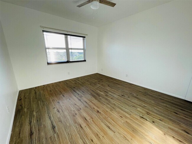 Building Photo - 400 N Riverside Dr