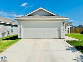 Building Photo - A Stunning 3-Bed 2-Bath Single Story - Nea...