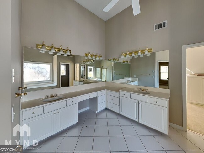 Building Photo - 12515 Magnolia Cir