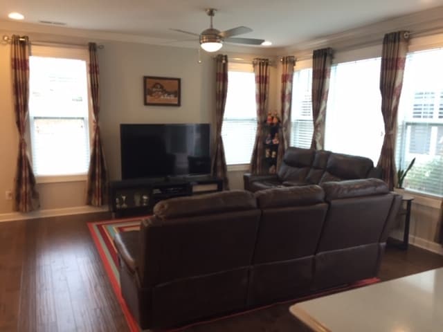 Building Photo - Beautiful home in desirable neighborhood o...