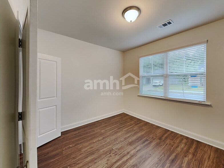 Building Photo - 7058 Creeksong Dr