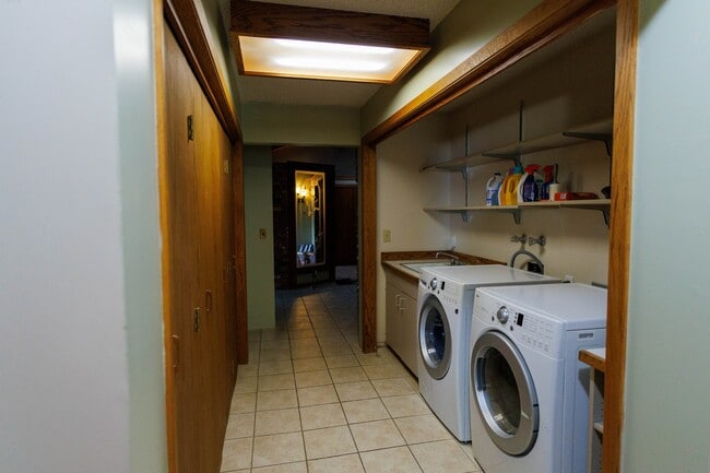 Building Photo - 2750 Greenbriar Dr