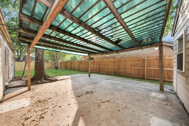 Building Photo - 11923 Briar Forest Dr