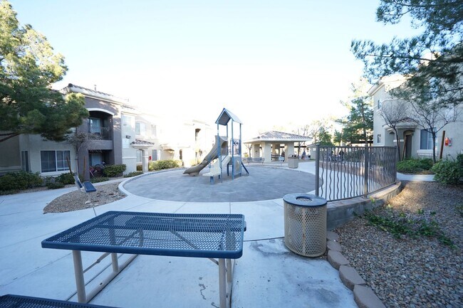 Building Photo - SHOWINGS START 4/1/2025