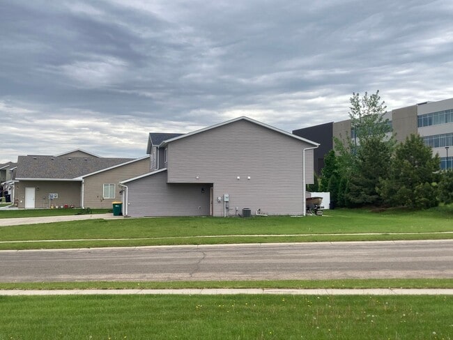 Building Photo - 3 bed 2.5 Bath Twin Home SORRY NO PETS!!