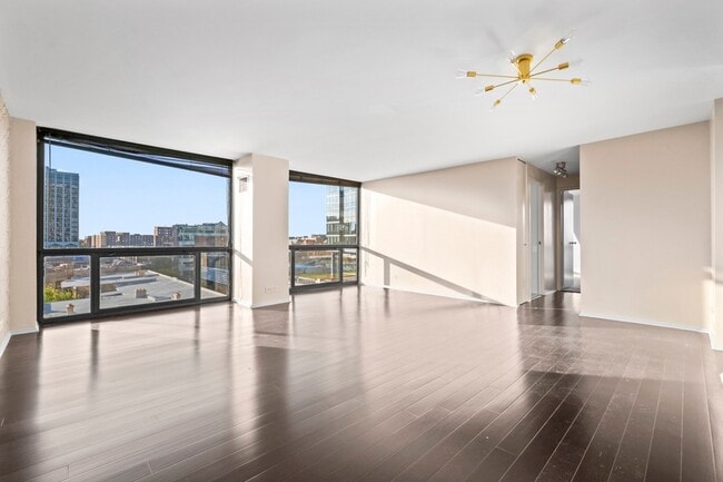 Building Photo - 4343 N Clarendon Ave