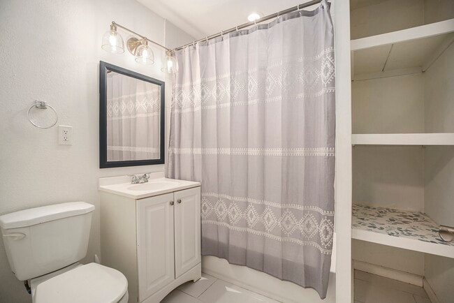 Building Photo - 2222 Pickerton Dr