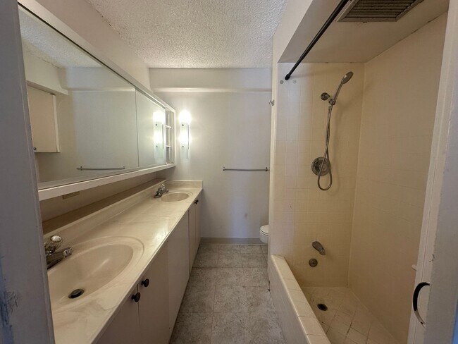 Building Photo - Kapiolani Manor - 1/1/1 Electricity Included!