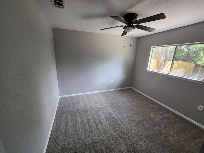 Building Photo - Move in ready. Fully remodeled