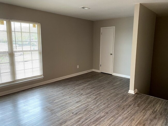 Building Photo - 2018 Hobbs Rd SE