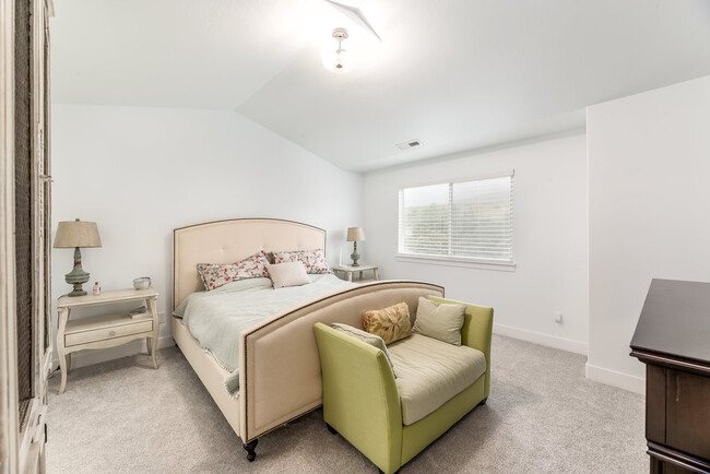 Master Bedroom w/ Vaulted Ceiling - 16434 S Bull Spring Ln