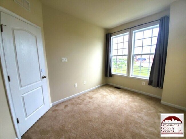 Building Photo - Beautiful Luxury Townhome Near Everything!