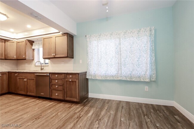 Building Photo - 14801 Park Lake Dr