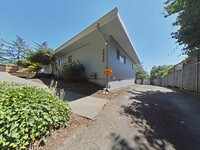 Building Photo - 4 Bedroom House ~ Close to Campus