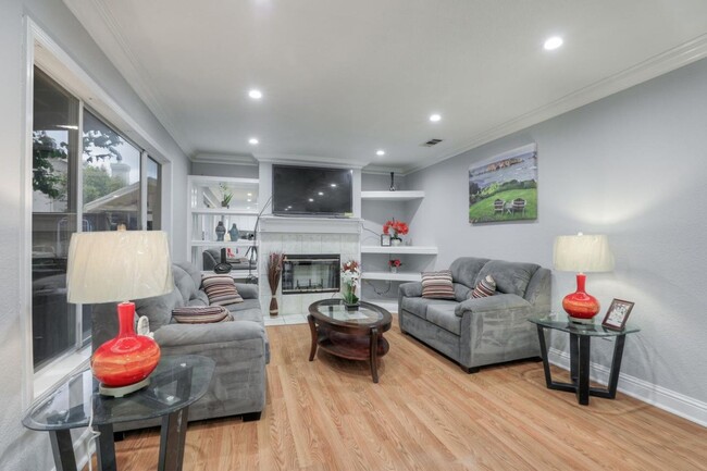 Building Photo - Beautiful Bright and Airy 4-Bedroom House ...