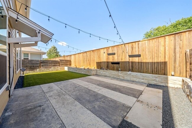 Building Photo - 1406 Casa Dr