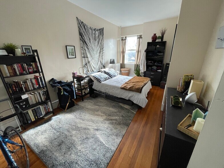 Building Photo - 1489 Beacon St